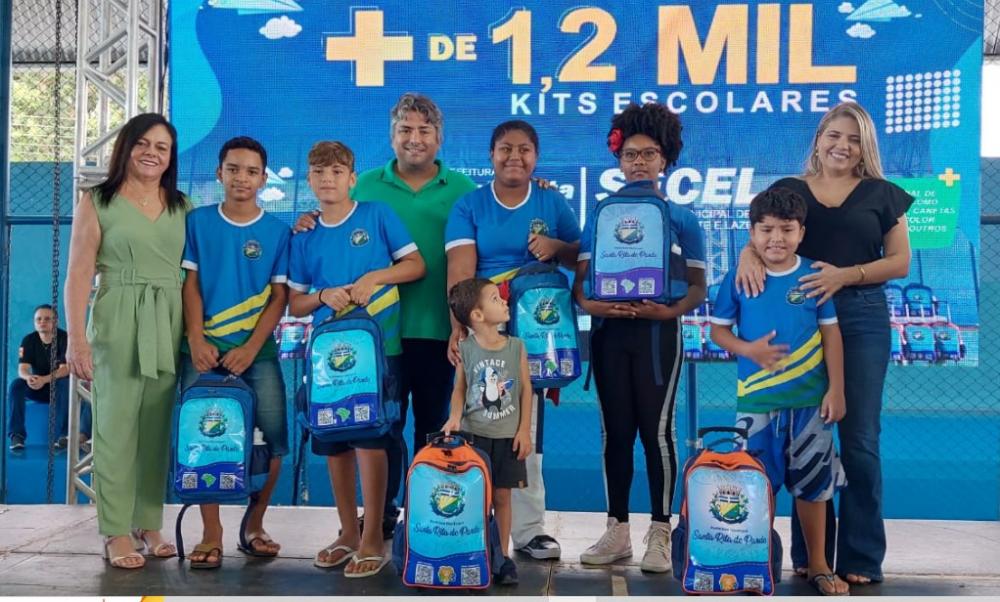 Foram entregues mais de 1,2 mil kits escolares entregues aos alunos da rede municipal