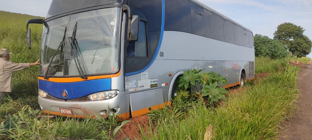 Para evitar um acidente mias grave, motorista joga ônibus para fora da pista