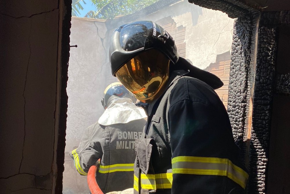 A ação rápida dos militares impediu que o fogo se dispersasse por todo imóvel - Foto: Reprodução