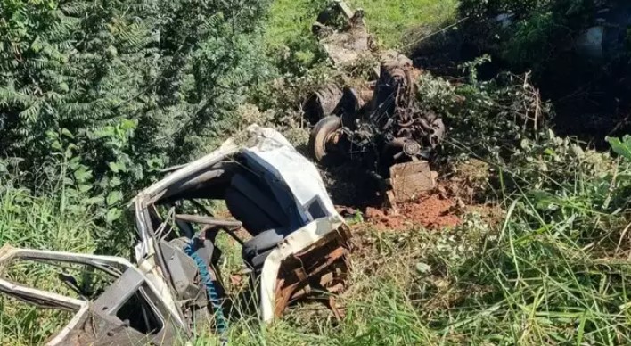 Caminhão ficou totalmente destruído após acidente