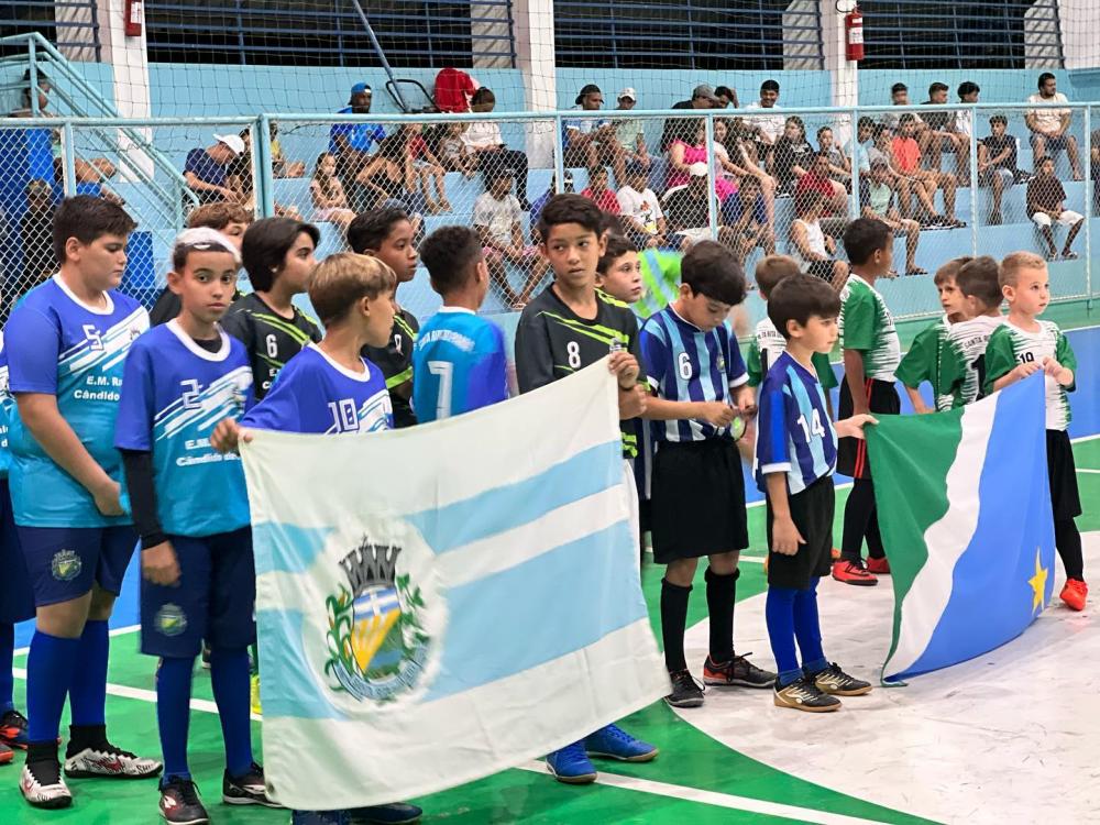 A abertura foi marcada com a participação das escolinhas de futebol de Santa Rita do Pardo.