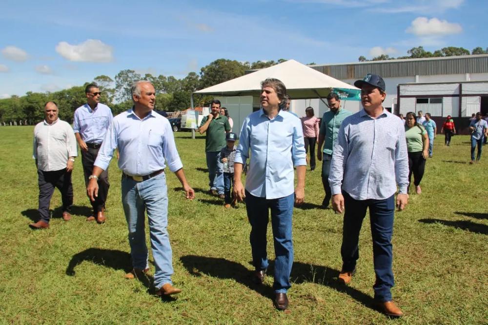 Caravina esteve no evento representando o governador Eduardo Riedel