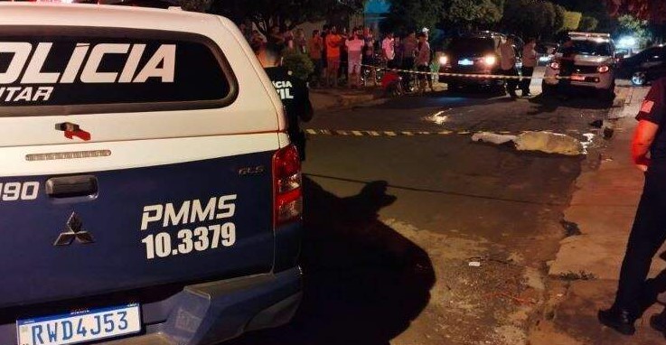 Polícia isola área onde rapaz foi assassinado - Foto: Sidnei Bronka/Ligado na Notícia