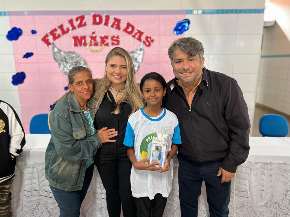 Entrega aconteceu em evento ocorrido na Escola Raimundo Cândido de Araújo