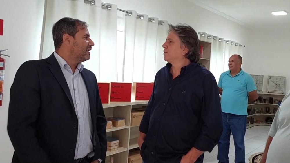 Caravina e o Reitor da UEMS, Laércio Alves, estiveram no Ceja em março deste ano - Foto: Elenize Oliveira