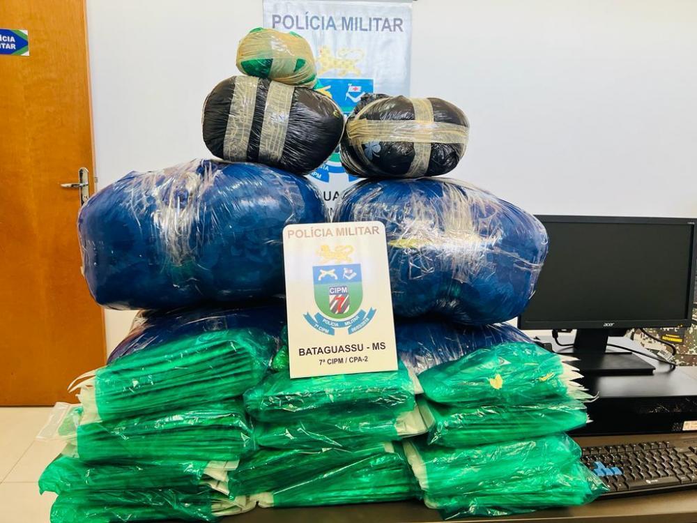 Através do ticket de passagem preso à bagagem, o boliviano de 25 anos foi identificado como responsável pelas malas - Foto Divulgação PMMS
