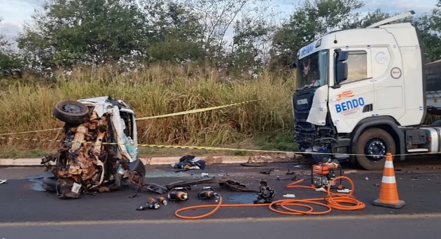 Frente da caminhonete ficou completamente destruída. — Foto: Felipe Ribeiro/TV Morena