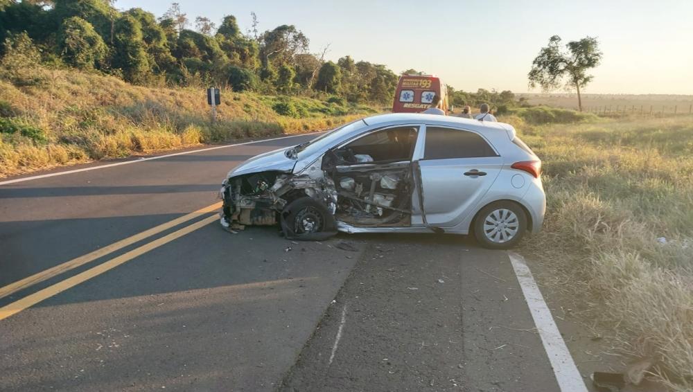 O veículo ficou parcialmente destruído e os ocupantes tiveram apenas ferimentos leves - Foto: Cenário MS
