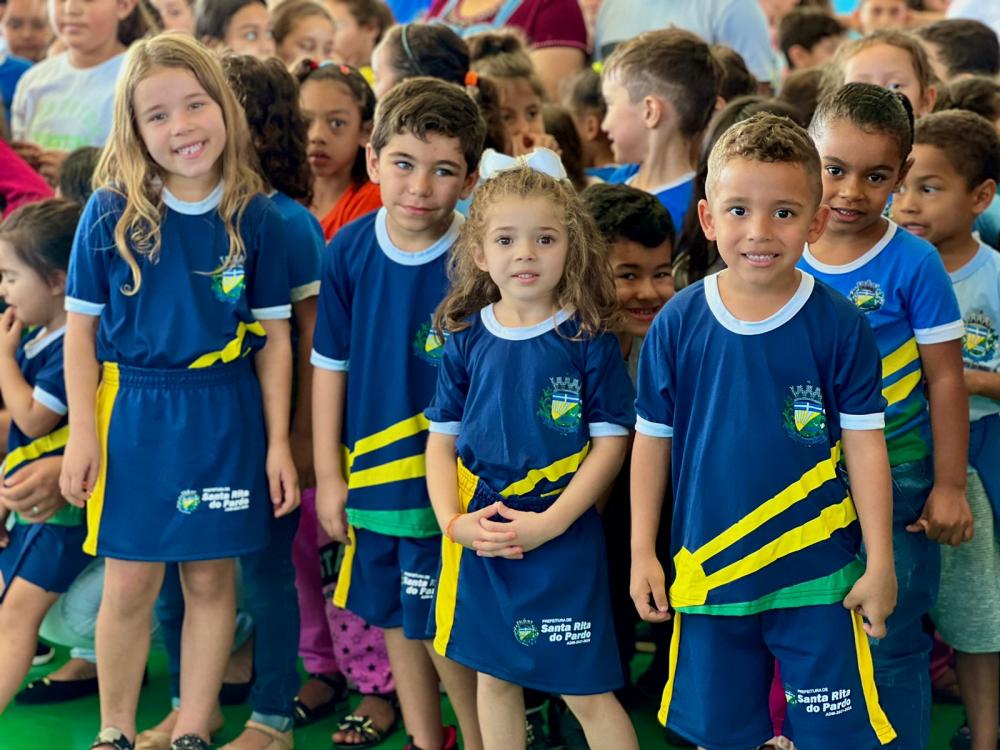 Todos os alunos da rede infantil, receberam, gratuitamente, duas camisetas, dois shorts e short-saia