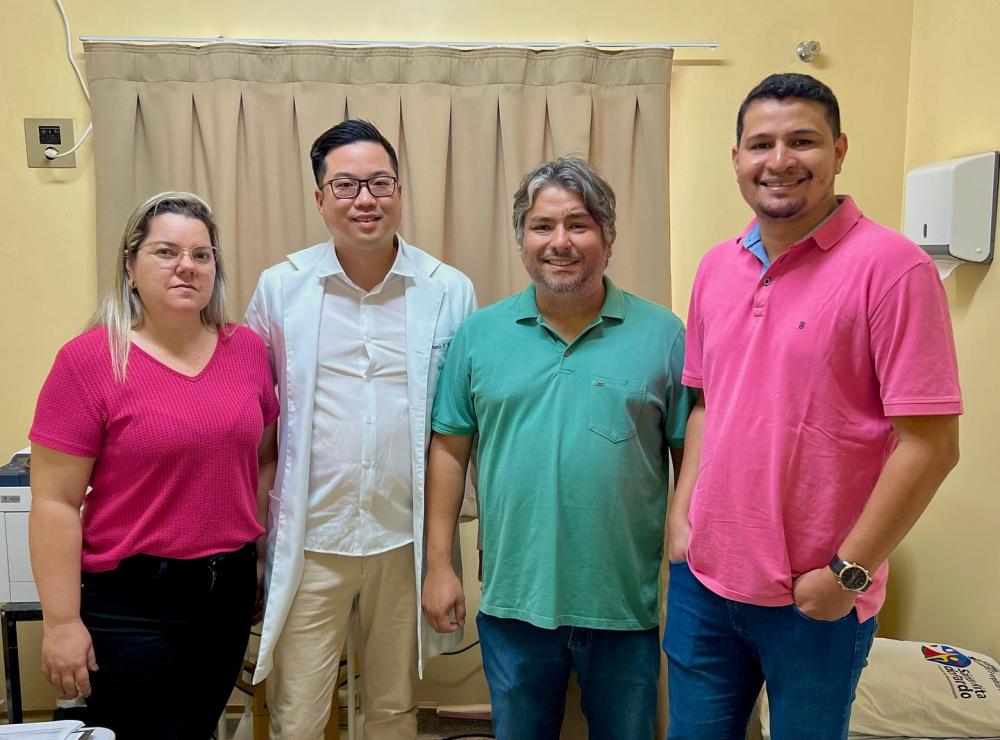 Dr. Lúcio Costa ao lado do secretário, médico e equipe técnica