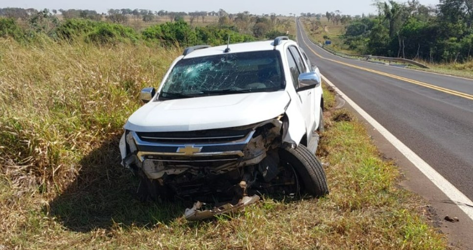 O veículo conduzido pelo idoso ficou com a frente destruída - Foto: Elenize Oliveira