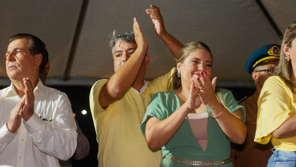 Prefeito Dr. Lúcio Costa e primeira dama Dixie Costa prestigiando o desfeli