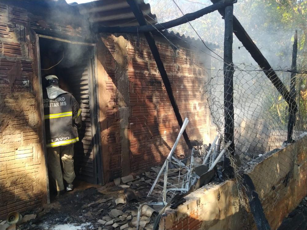 Incêndio foi controlado pelo Corpo de Bombeiros - Foto: Cenário MS