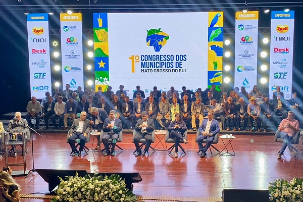 Ex-governador Reinaldo Azambuja, governador Eduardo Riedel, presidente da Assomasul Valdir Couto de Souza Júnior, ministra Simone Tebet e Gerson Claro, presidente da Alems (Foto: Brenda Leitte)