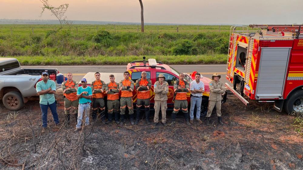 Corpo de Bombeiros de Santa Rita do Pardo e equipes de empresas privadas trabalharam no combate ao fogo na reserva