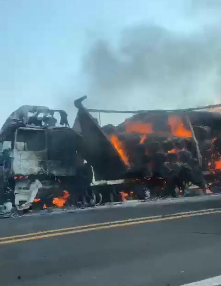Segundo informações, o motorista saiu ileso, mas a carga e o caminhão foram totalmente destruídos no incêndio