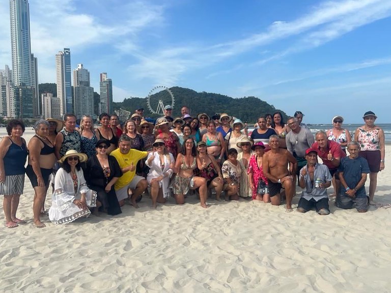 Grupo da melhor idade do município na praia Balneário Camboriú
