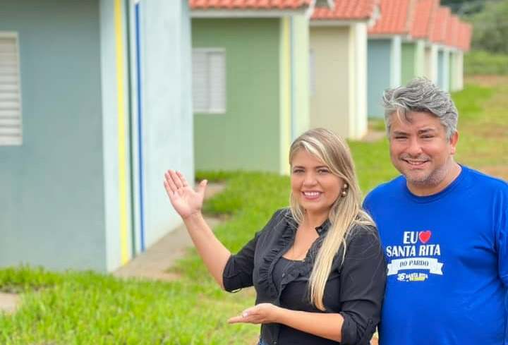 Prefeito Dr. Lúcio Costa ao lado da primeira-dama Dixie Costa, que também atende pel pasta de habitação, e entrega de casas em janeiro de 2023