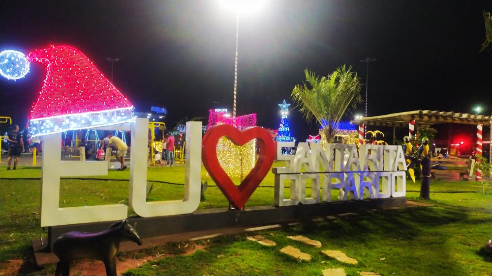 A Praça Natalina recebeu uma grande decoração e se tornou destaque da iluminação do município