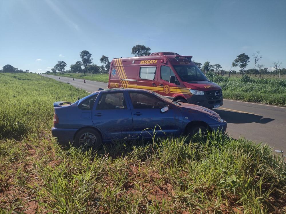 Veículo capotou e parou às margens da rodovia - Foto: Elenize Oliveira