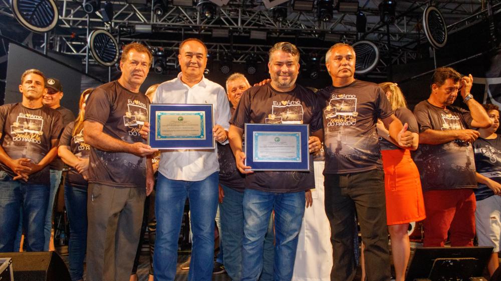 Dr. Lúcio Costa agradeceu a homenagem, agradeceu o público de forma calorosa, anunciou a abertura do evento, e se dirigiu junto a população para curtir a festa