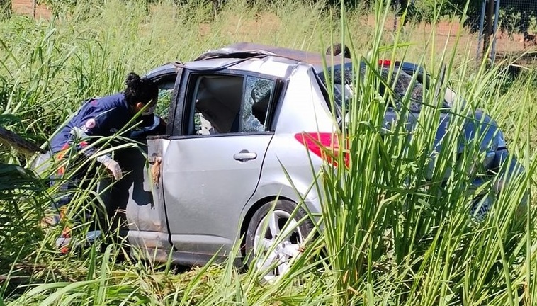Veículo em que estavam casal de músicos parou na vegetação às margens da BR-267 - Foto: Nova News