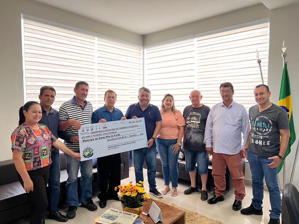 Vereadores e servidores durante a entrega simbólica do valor ao prefeito Dr. Lúcio Costa