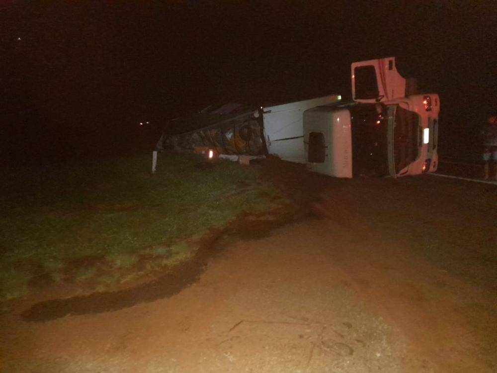 Caminhão tombou durante a madrugada deste domingo, na MS-338 - Foto: Elenize Oliveira