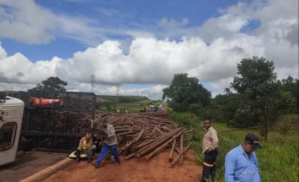 A Polícia Rodoviária Federal informou que não há previsão de desobstruir a pista, e que não há rota alternativa.