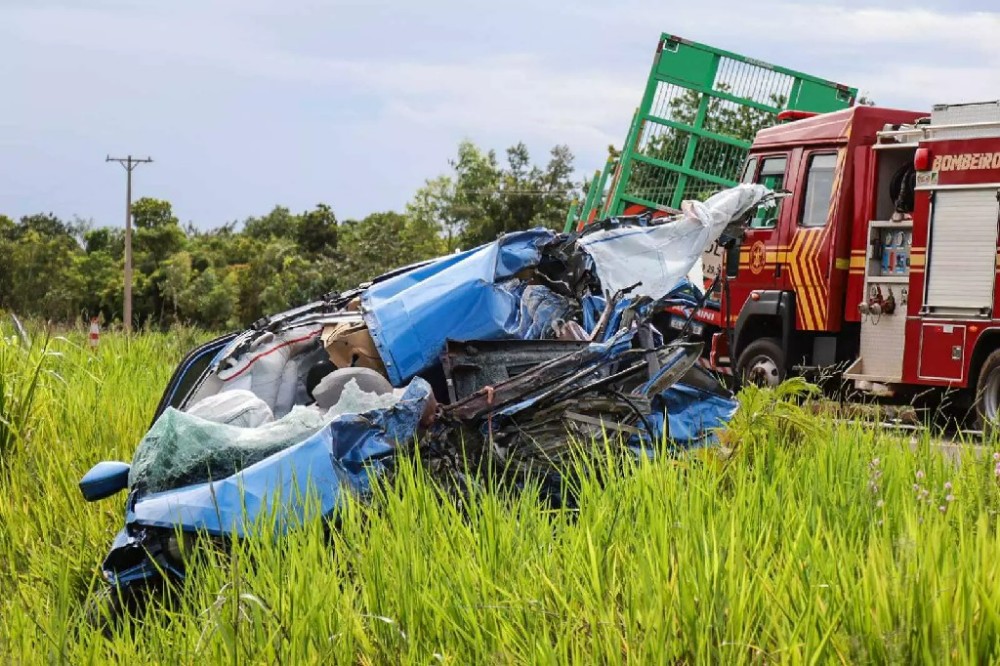 Veículo em que a vítima estava ficou destruído - Foto: Henrique Kawaminami