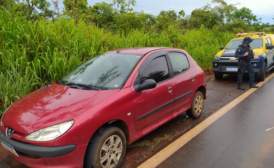 Peugeot 206 foi encontrado abandonado no acostamento da MS-134, em Nova Andradina - Foto: PMR