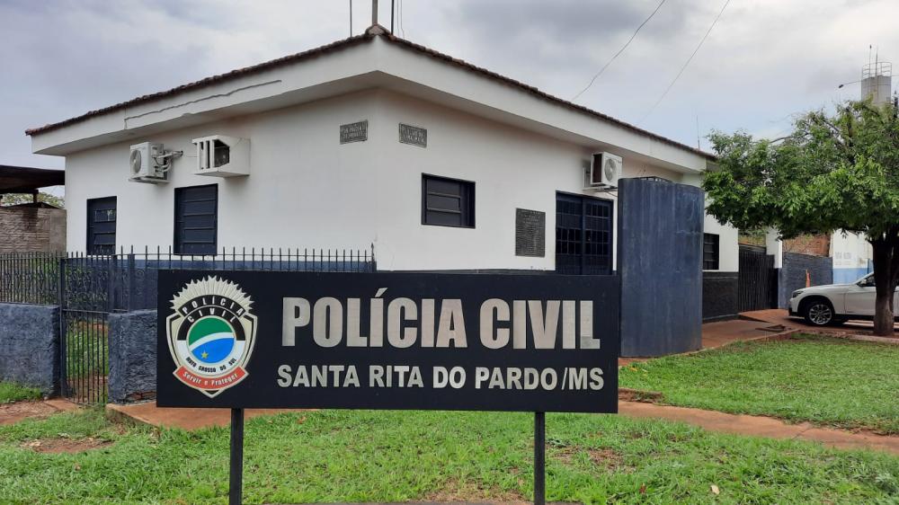 Segundo o registro de ocorrência, a casa teve a porta da frente arrombada