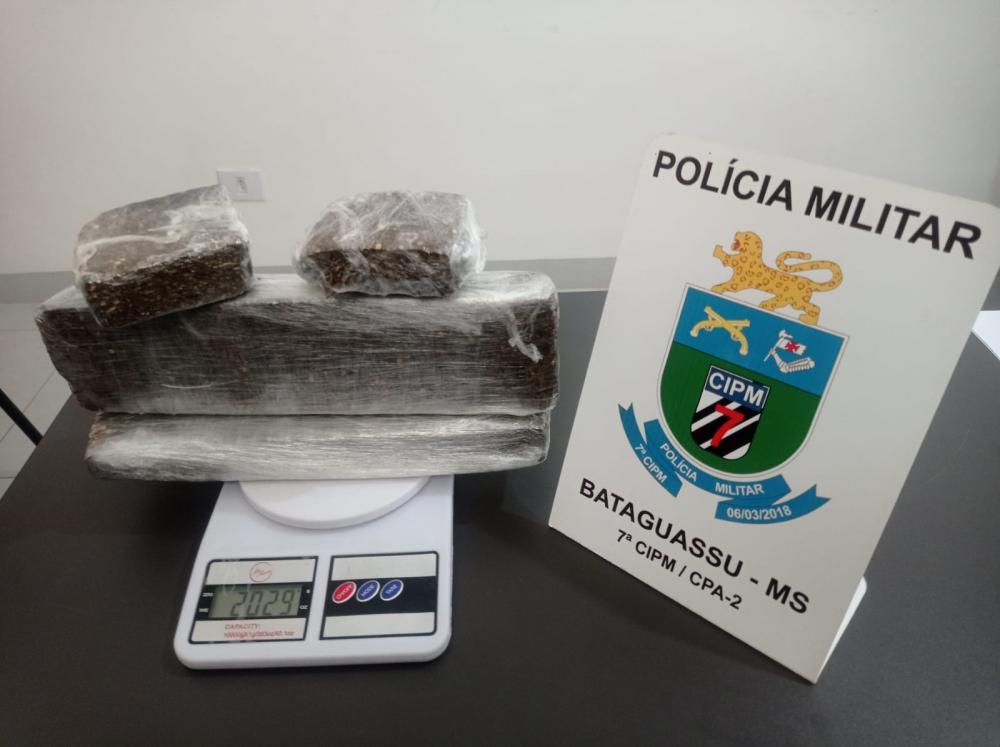 A droga apreendida com a passageira, totalizou 2,029kg de maconha