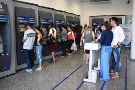 As contas de consumo (água, energia, telefone, etc.) e carnês com vencimento nos dias do feriado poderão ser pagos, sem acréscimo, no dia útil seguinte (quarta-feira, 14/02)
