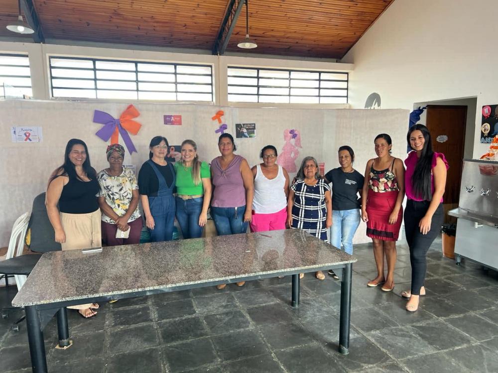 As atividades incluem a produção de artesanato em crochê, barbante, vagonite e bordados.