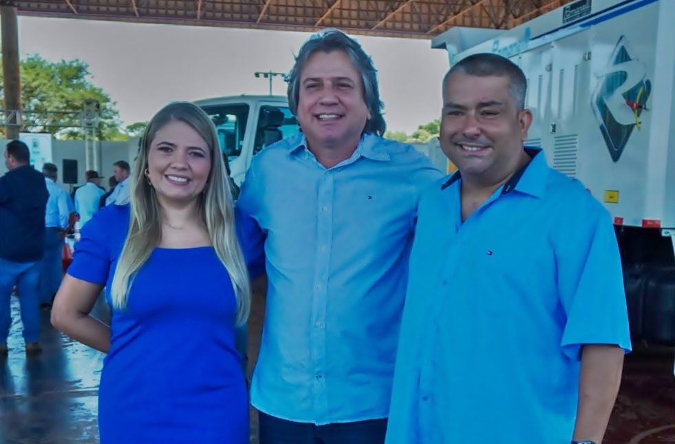 Deputado Estadual Pedro Arlei caravina ao lado para 1° Dama e Secretária de Assistência Social, Trabalho e Habitação de Santa Rita do Pardo, Dixie Costa e o prefeito Dr. Lúcio Costa