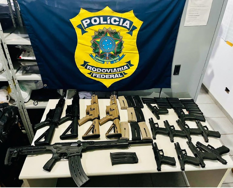 Foram apreendidos 4 fuzis, 10 pistolas, 1 espingarda, além de diversos carregadores de munição. Foto: Divulgação