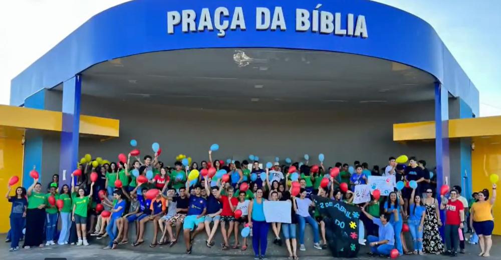 Os alunos, professores e membros da comunidade caminharam lado a lado, manifestando seu apoio às pessoas com autismo e seus familiares.