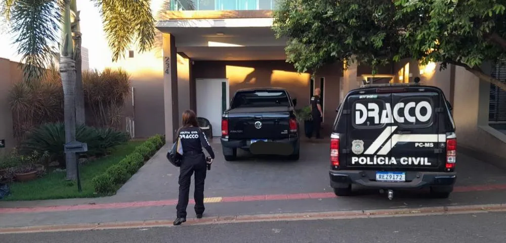 Policiais durante busca e apreensão na casa dos investigados - Foto: Polícia Civil