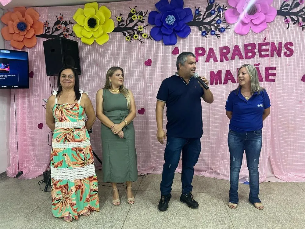 O evento contou com a presença de autoridades locais e famílias da comunidade