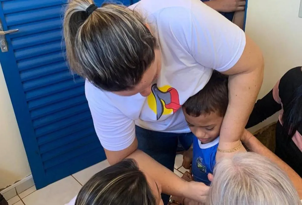 A ação contemplou a disponibilização das vacinas contra a dengue, COVID-19 e influenza