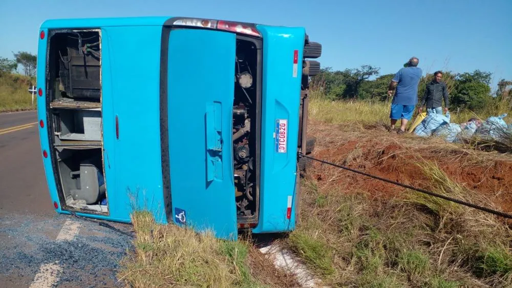Ônibus tombou na MS-040, em Santa Rita do Pardo - Foto: Elisan Ramos