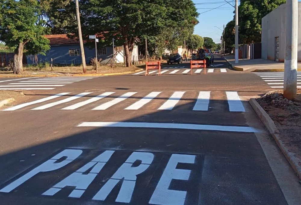 Esta semana a Prefeitura de Santa Rita do Pardo através da Secretaria de Obras iniciou uma importante obra de sinalização vertical e horizontal em várias ruas da cidade.