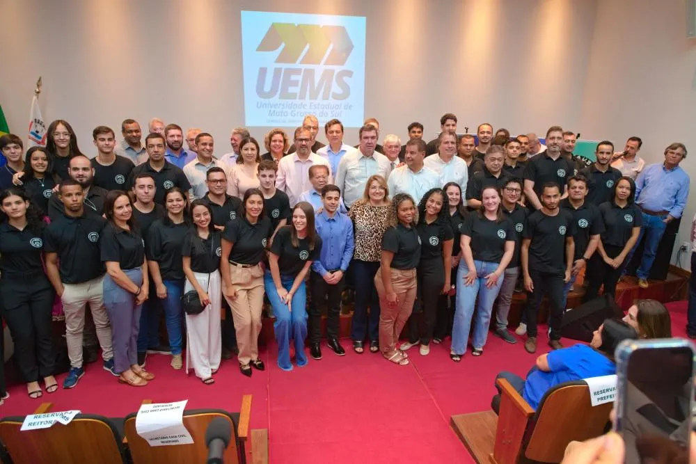 Em agenda no município neste sábado (15), o governador, Eduardo Riedel, visitou os alunos da primeira turma do curso de Direito da UEMS - Foto: Jhone Silva