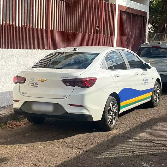 Carro oficial da Prefeitura de Santa Rita do Pardo que estava estacionado em frente a casa de prostituição - Foto: Reprodução/Campo Grande News