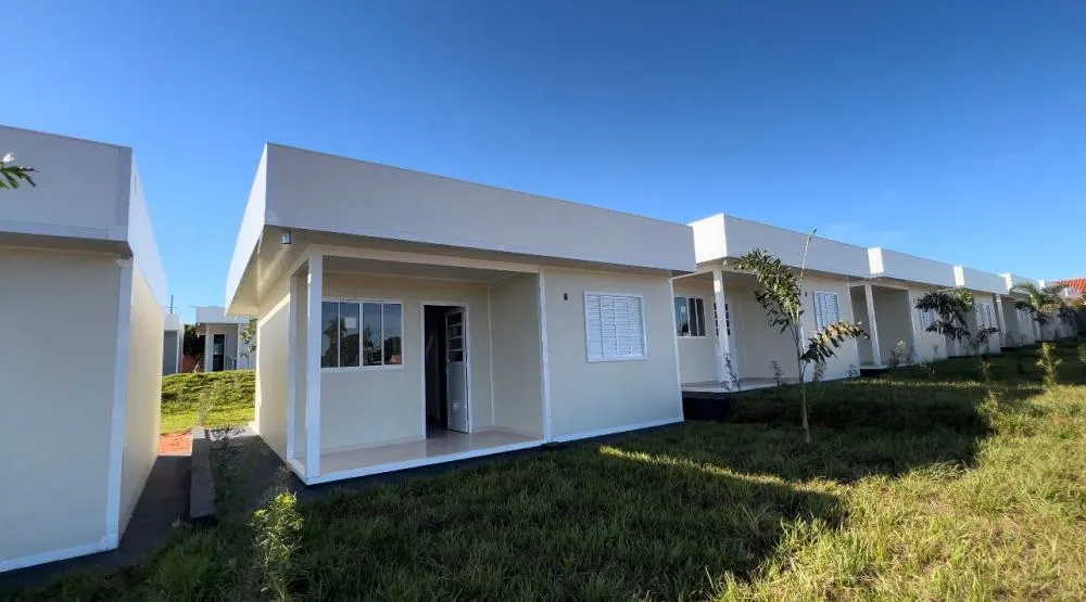 As unidades habitacionais contam com 42 m² cada, sendo 2 quartos, 1 banheiro, sala e cozinha conjugada e sistema de energia solar.