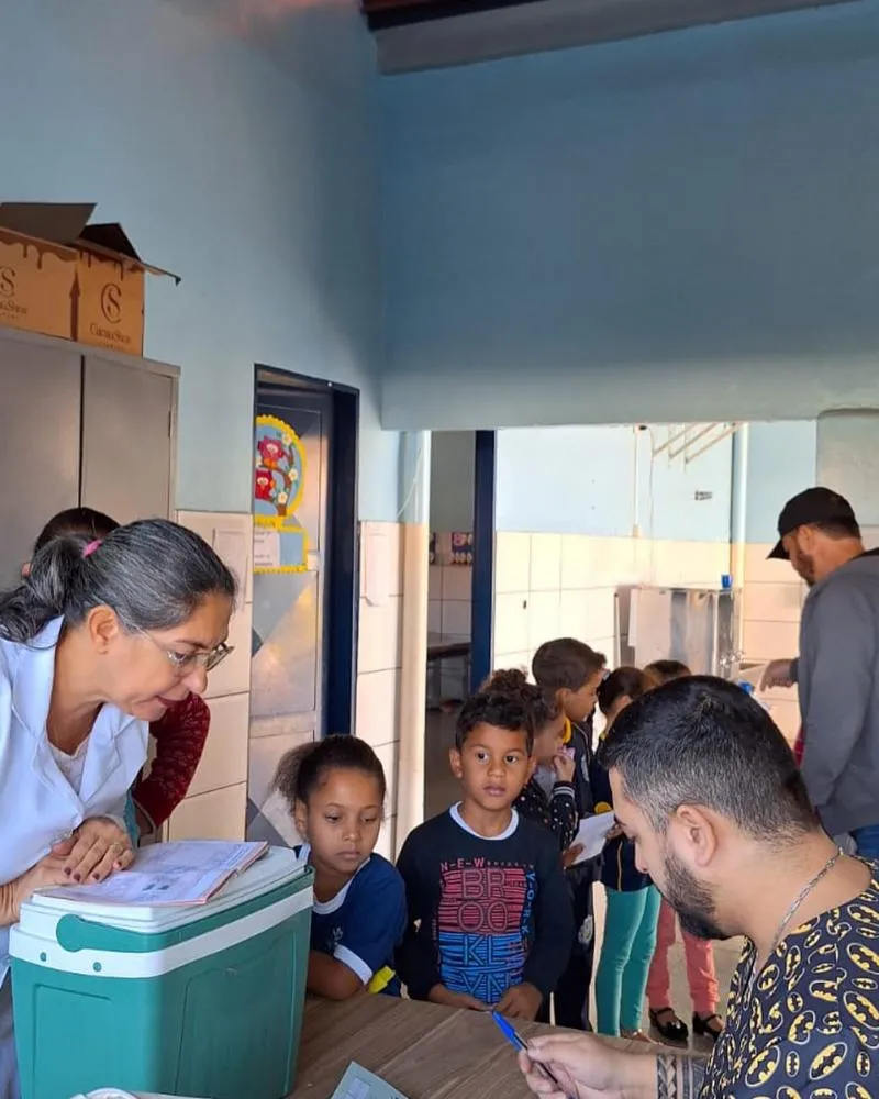 Ação visa proteger crianças contra poliomielite e gripe, garantindo saúde e segurança para os pequenos atendidos nas instituições educacionais.