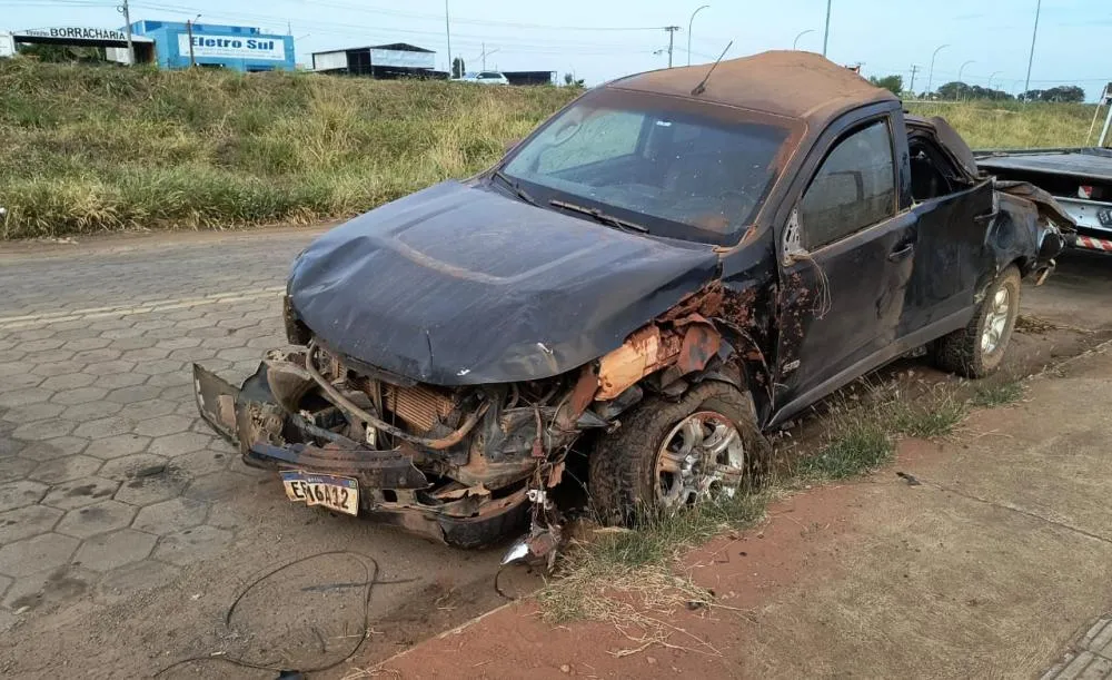 Uma mulher de 71 anos se envolveu em um acidente ao capotar sua caminhonete S10 preta na MS-338 - Foto: Elenize Oliveira.
