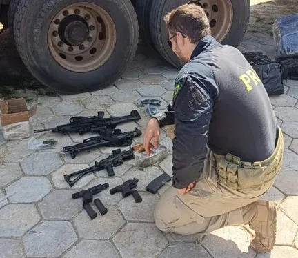 O motorista foi preso e encaminhado à Polícia Federal em Três Lagoas - Foto: PRF