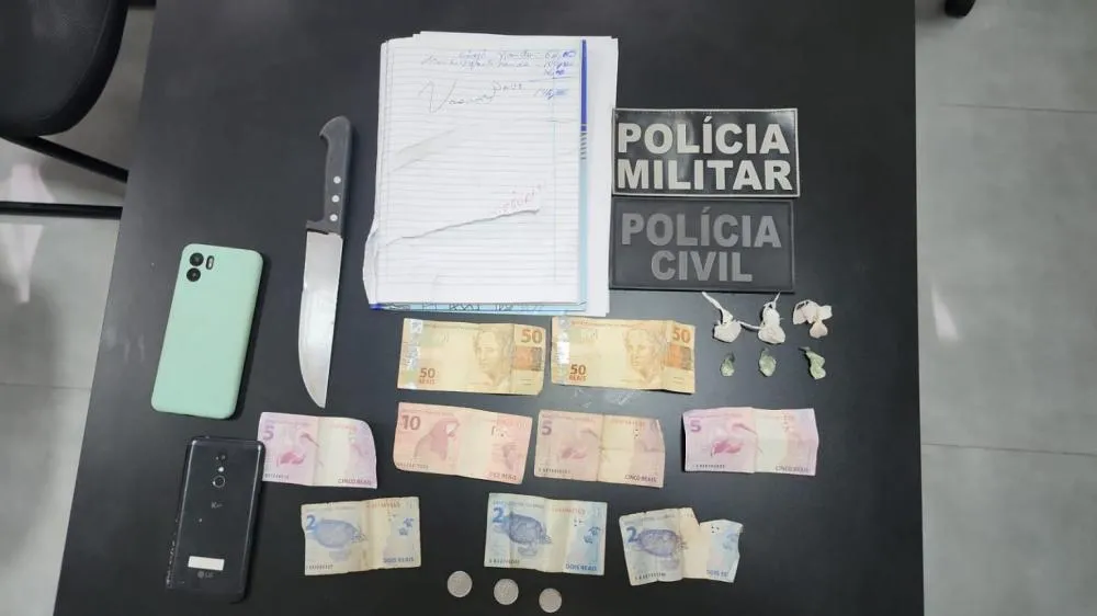 No local, foram encontradas seis porções de crack, dinheiro, um caderno com anotações referentes à comercialização de drogas e uma faca utilizada para porcionar a substância - Foto: PCMS